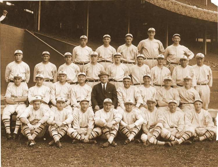 shinners_nyg_1922_team_photo_second_on_left_top_row.jpg